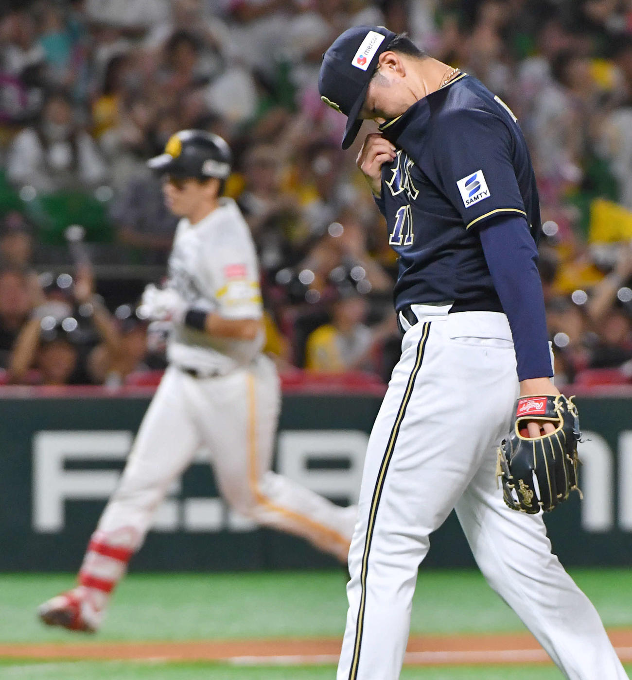 ソフトバンク対オリックス　7回裏ソフトバンク無死、山下は栗原（左）に右中間へ先制本塁打を打たれ肩を落とす（撮影・岩下翔太）