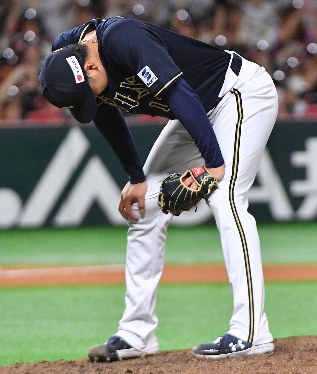 ソフトバンク対オリックス　7回裏ソフトバンク無死、栗原に右中間へ先制本塁打を打たれ、がっくりと肩を落とす山下（撮影・岩下翔太）