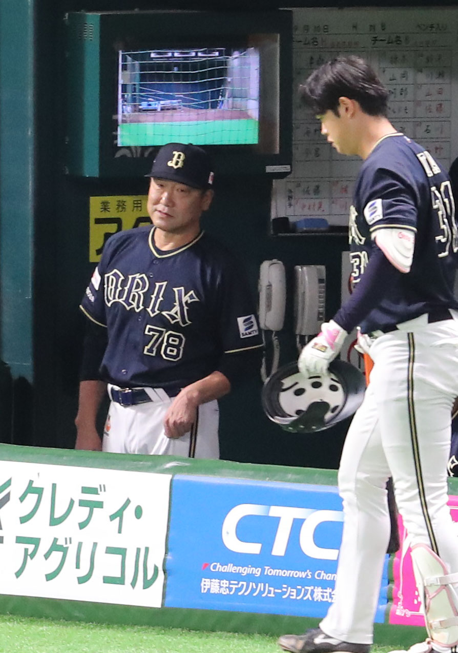 ソフトバンク対オリックス　ベンチから戦況を見る中嶋監督（撮影・梅根麻紀）