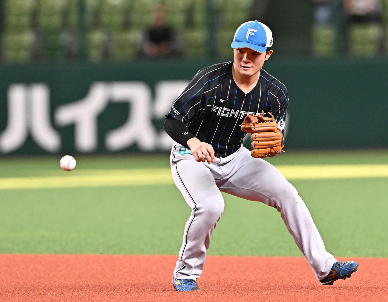 西武対日本ハム　試合前に二塁の守備練習する日本ハム郡司（撮影・滝沢徹郎）