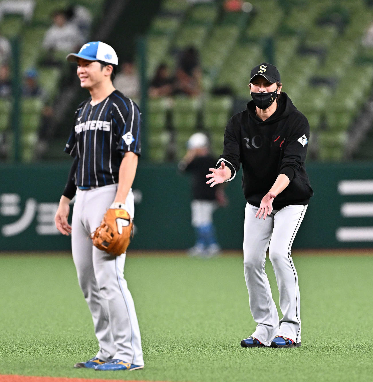西武対日本ハム　試合前に二塁の守備練習する日本ハム郡司（左）を見守る新庄監督（撮影・滝沢徹郎）