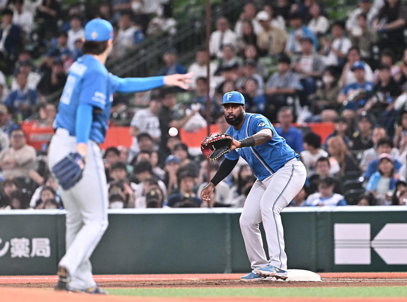 西武対日本ハム　一塁の守備に就く日本ハム・レイエス（撮影・滝沢徹郎）