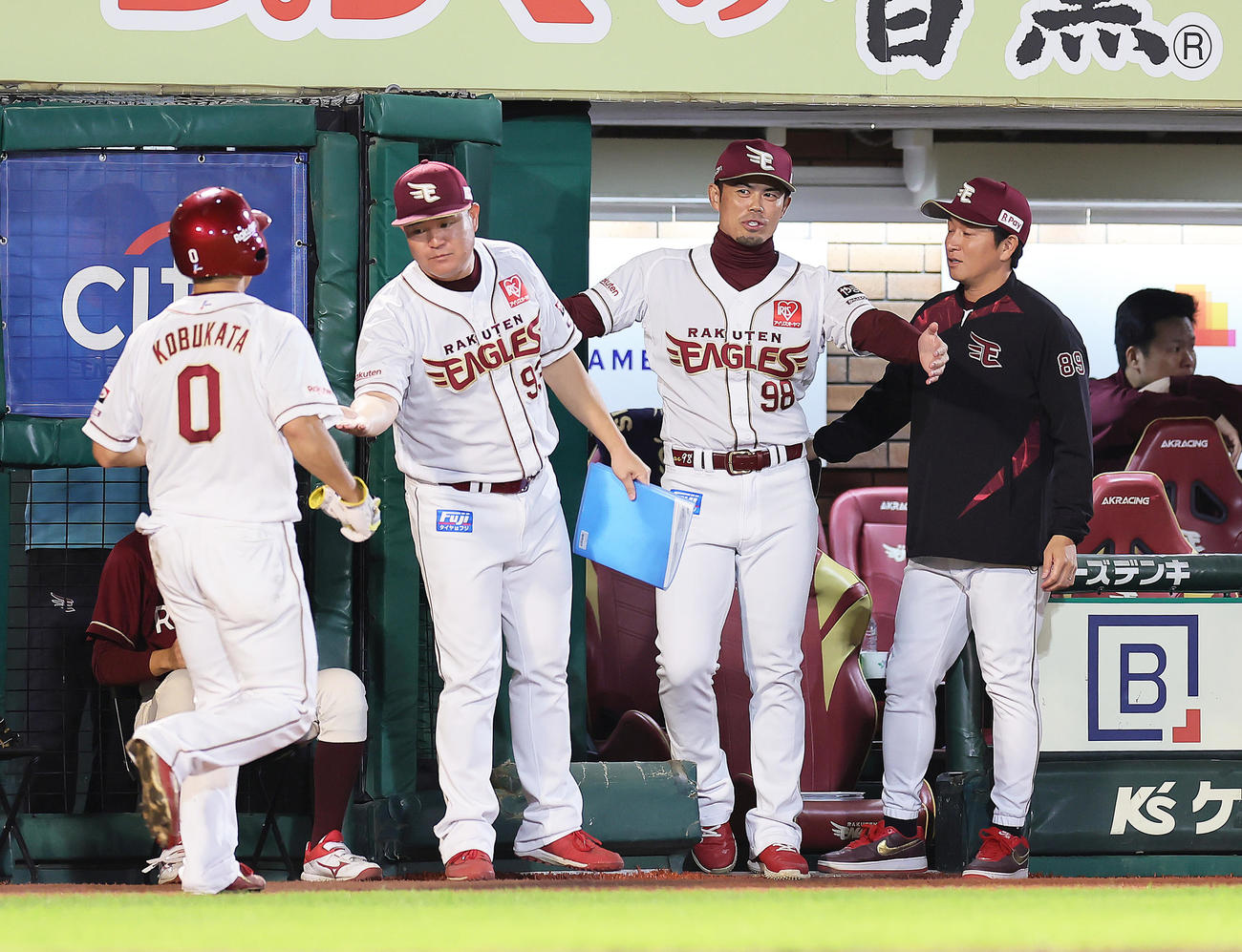 楽天対ロッテ　8回裏楽天1死二塁、浅村の適時打で生還した小深田（左端）をタッチで迎える今江監督（中央右）ら（撮影・足立雅史）