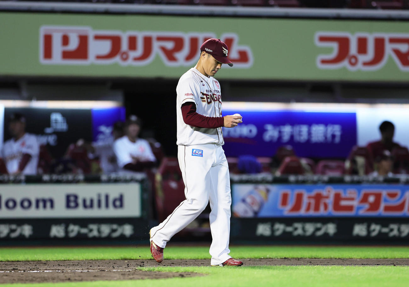 楽天対ロッテ　9回表ロッテ2死二、三塁、佐藤に勝ち越し適時打を浴びた則本（撮影・足立雅史）