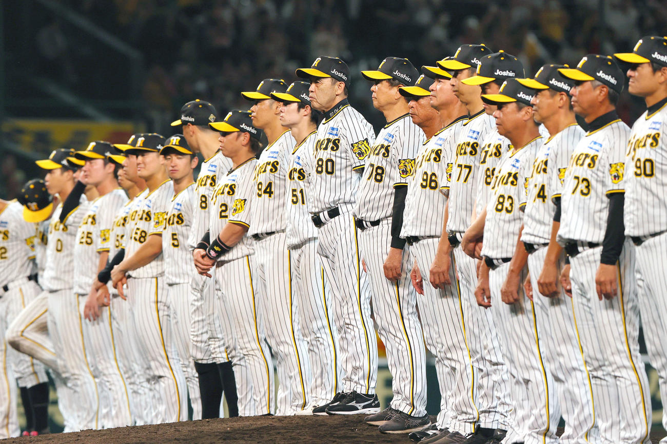 ホーム最終戦を終えて整列する阪神岡田監督（中央）ら（撮影・上山淳一）