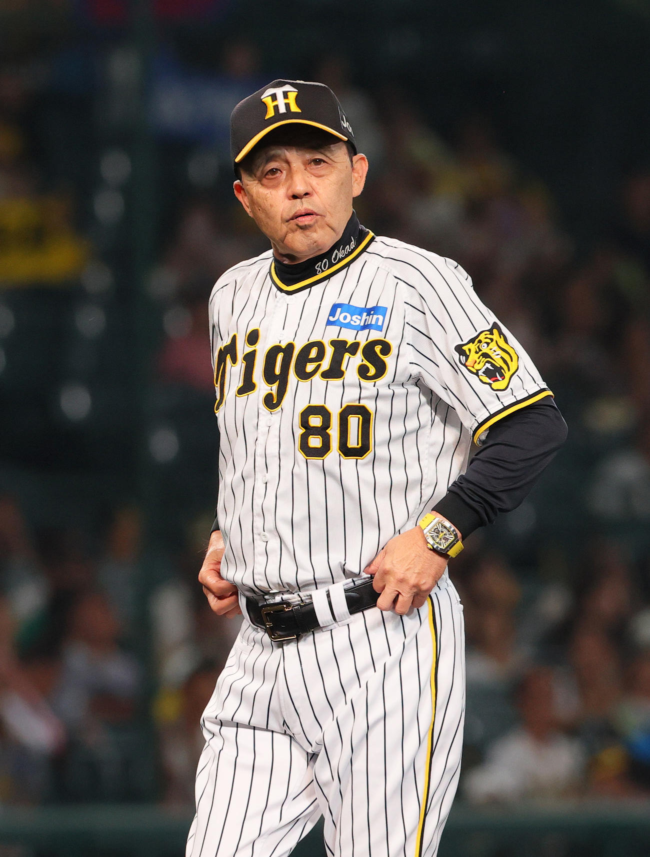 リーグ最終戦を終えスタンドのファンにあいさつし引き揚げる阪神岡田監督（撮影・上山淳一）