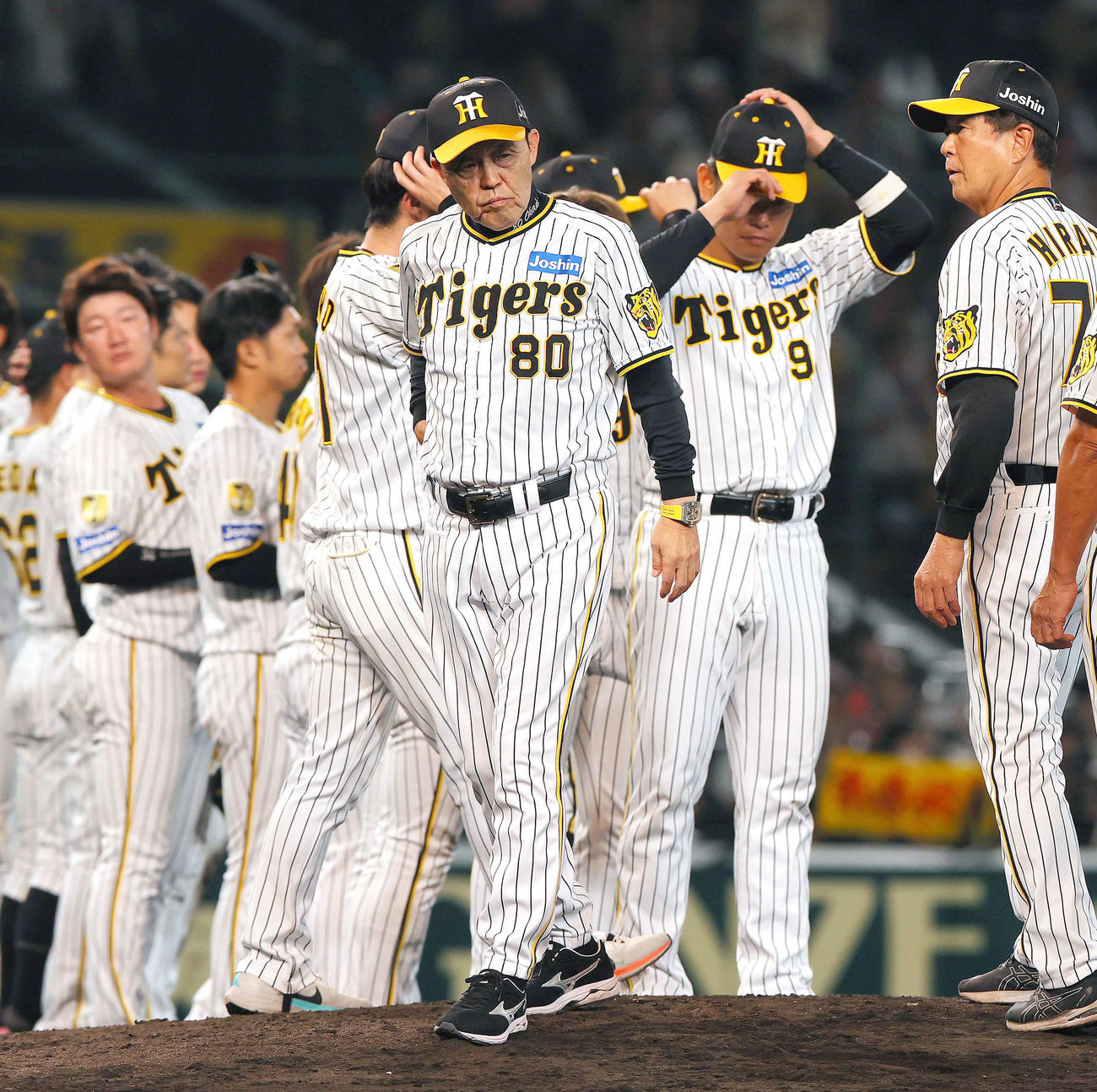 ホーム最終戦を終えて引き揚げる阪神岡田監督（手前）（撮影・上山淳一）