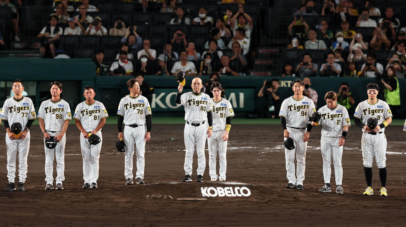 阪神対DeNA　本拠地最終戦を終え整列してあいさつする岡田監督と阪神ナイン（撮影・加藤哉）