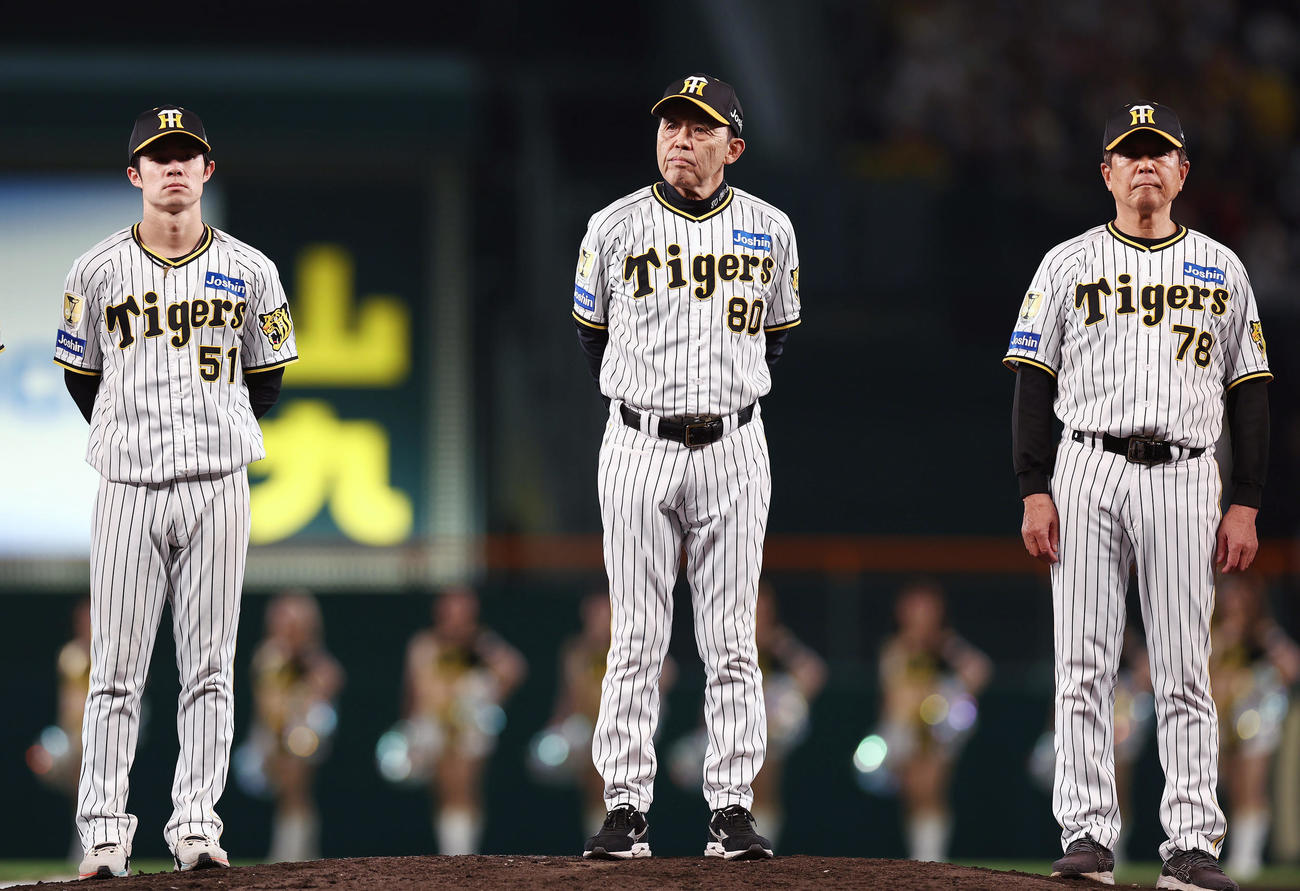 阪神対DeNA　甲子園球場での今季のリーグ最終戦を終え、スタンドのファンにあいさつする阪神岡田監督（中央）。左は中野、右は平田ヘッドコーチ（撮影・前田充）