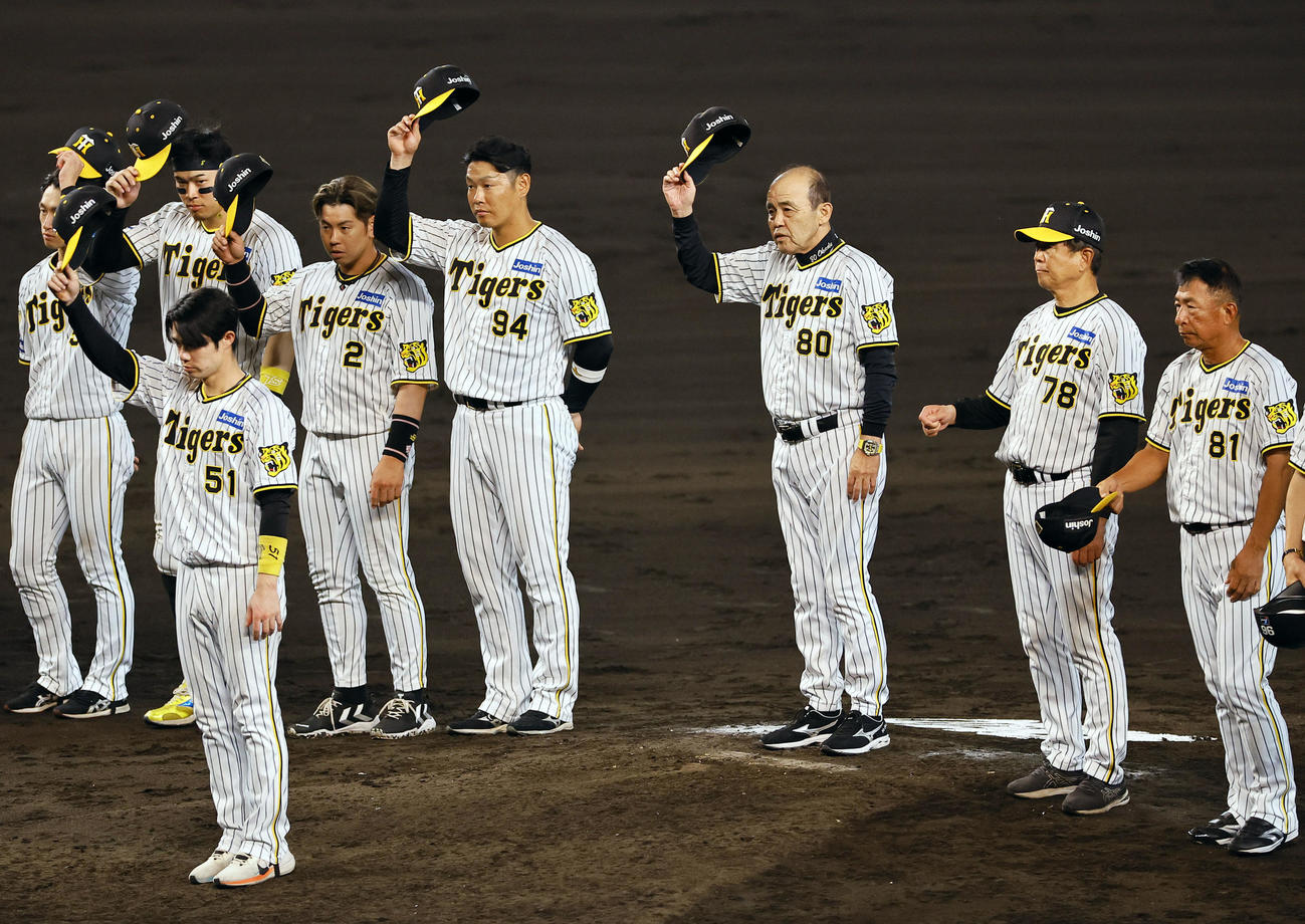 阪神対DeNA　甲子園での今季最終戦を終えてあいさつする中野選手会長（左）と岡田監督（中央）ら（撮影・藤尾明華）