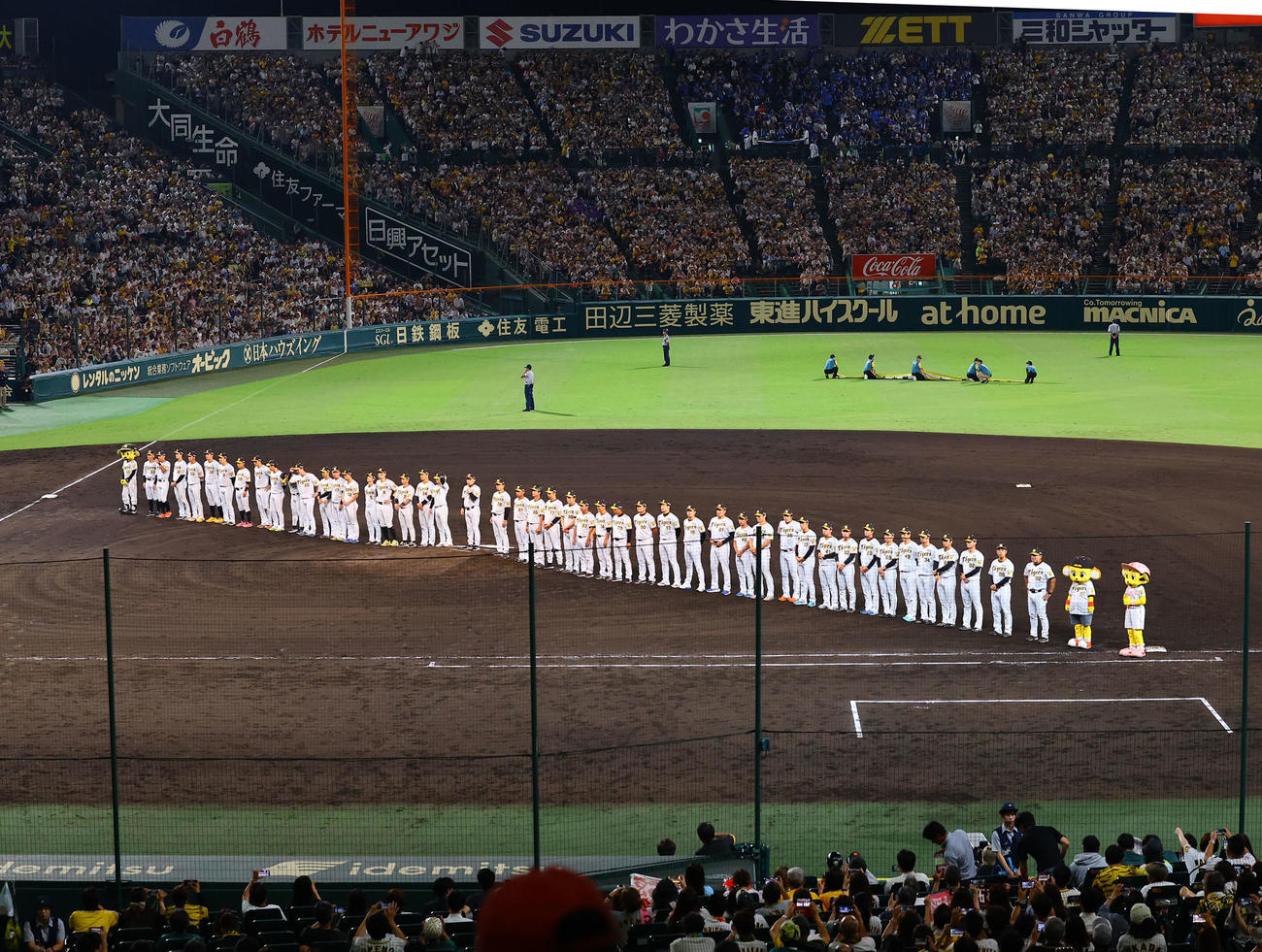 阪神対DeNA　甲子園最終戦を終え、ファンにあいさつする岡田監督（中央）ら阪神の選手、コーチら（撮影・藤尾明華）