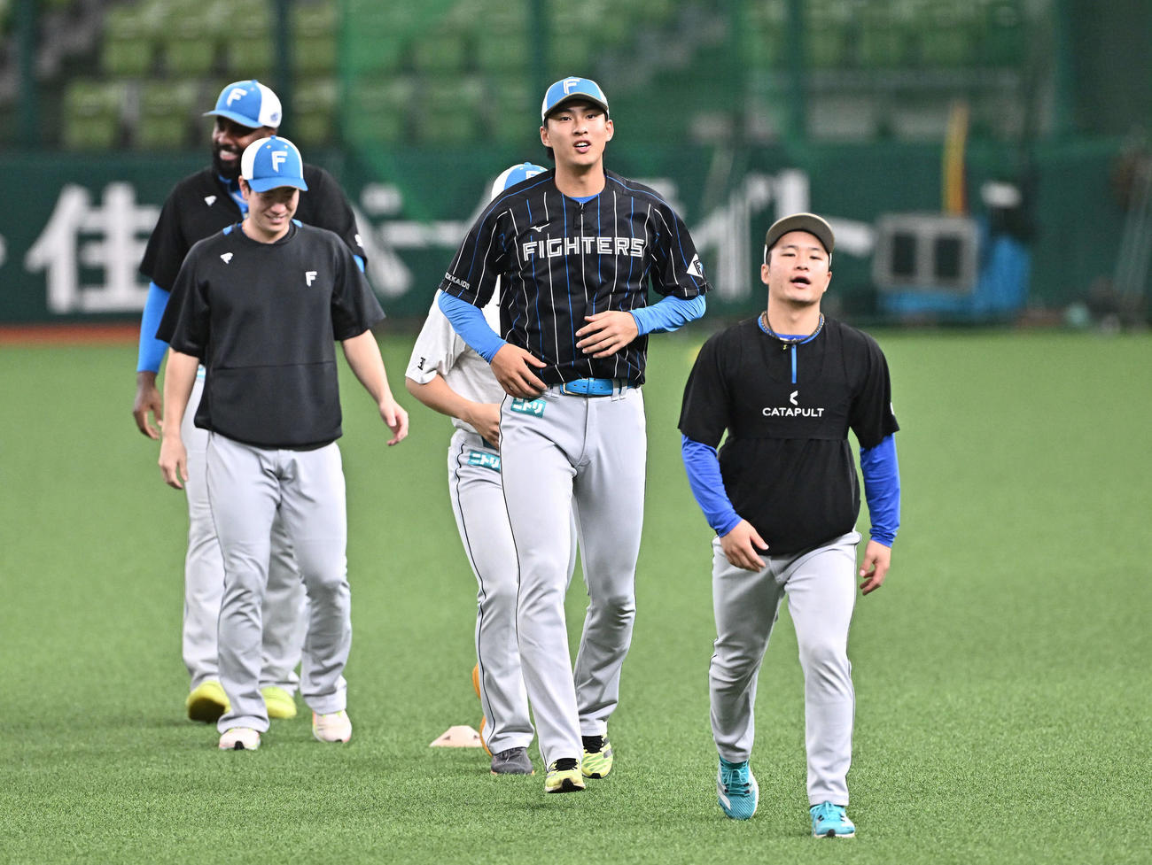 西武対日本ハム　1軍に合流しウオーミングアップする日本ハム達（手前から2人目）（撮影・滝沢徹郎）