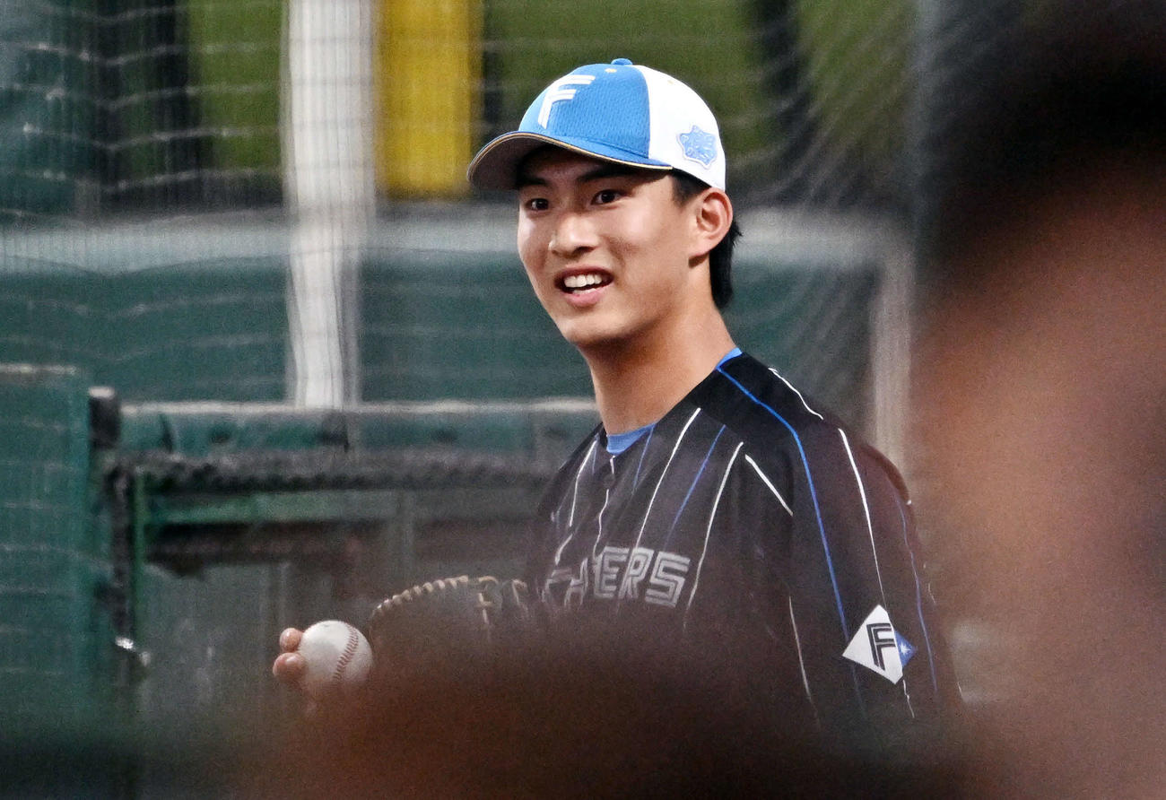 西武対日本ハム　1軍に合流した日本ハム達はブルペンで投球練習する（撮影・滝沢徹郎）