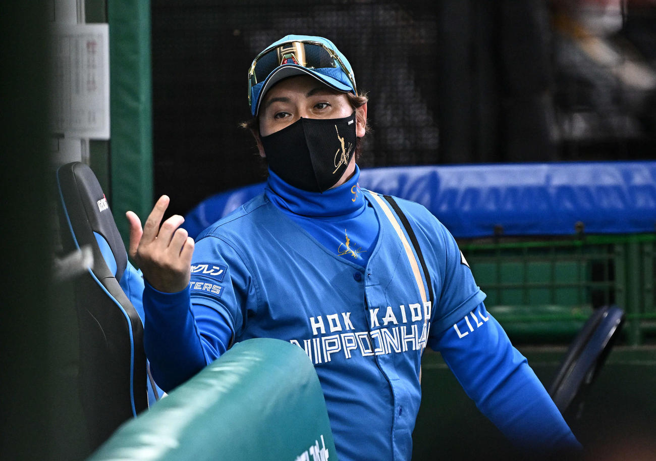 西武対日本ハム　ベンチで話す日本ハム新庄監督（撮影・滝沢徹郎）
