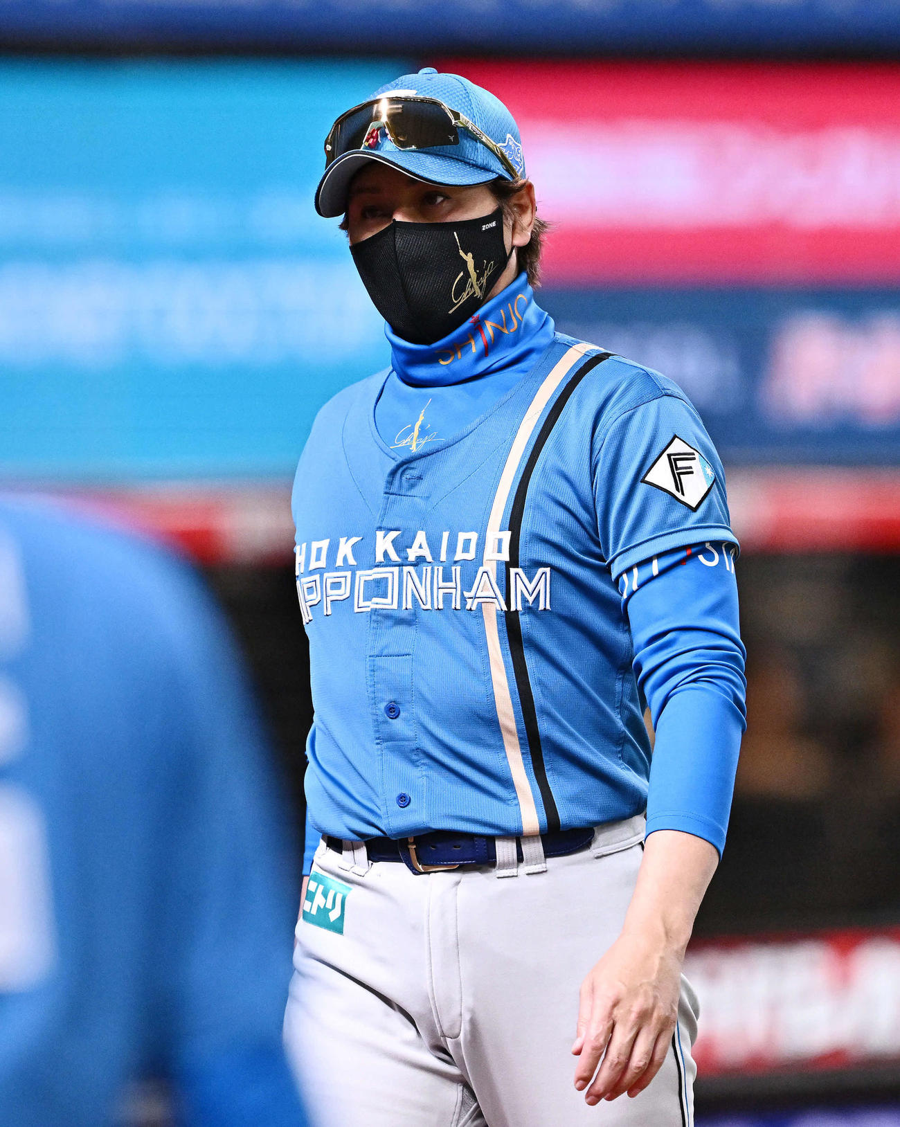 西武対日本ハム　交代を伝える日本ハム新庄監督（撮影・滝沢徹郎）