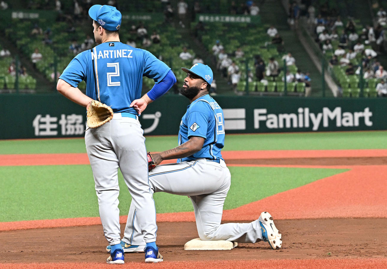 西武対日本ハム　試合前のノックで一塁の守備に就く日本ハム・マルティネス（左）とレイエス（撮影・滝沢徹郎）
