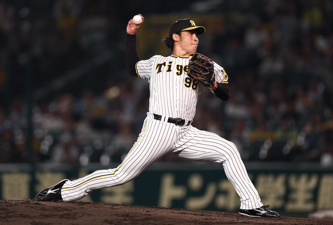 阪神対DeNA 7回表、プロ初登板で力投する阪神3番手の佐藤蓮（撮影・前田充）