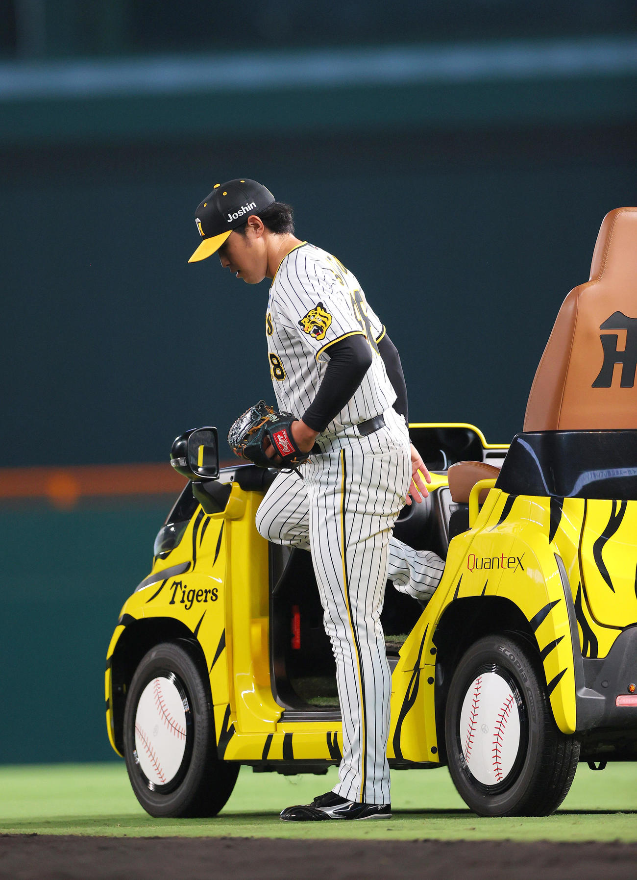 阪神対DeNA 7回表のマウンドへ向かう阪神佐藤蓮（撮影・上山淳一）