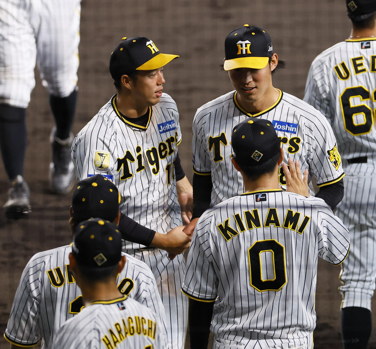 阪神対DeNA 7回を無失点で終え、青柳（左）らに出迎えられベンチに戻る阪神佐藤蓮（撮影・藤尾明華）