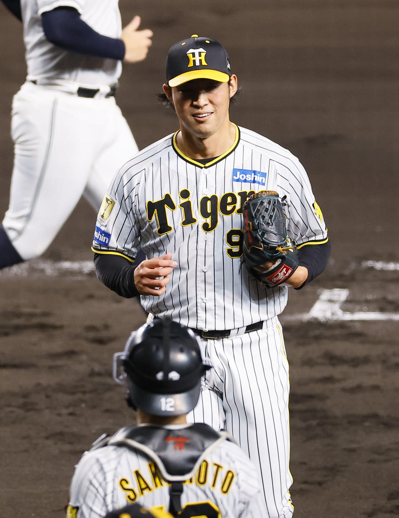 阪神対DeNA 7回を無失点で終え、ベンチに戻る阪神佐藤蓮（撮影・藤尾明華）