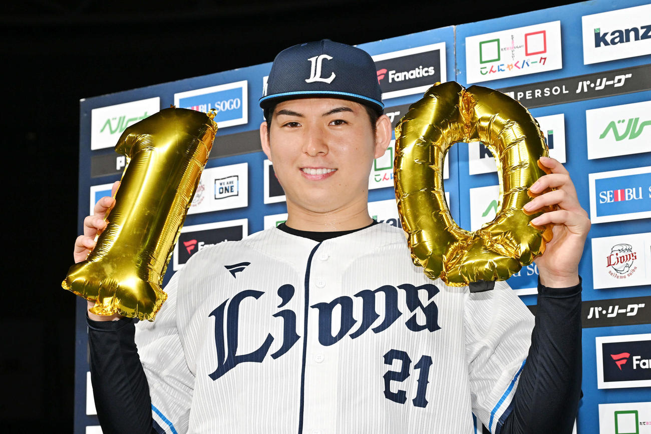 西武対日本ハム　10勝目を挙げた西武武内は「10」のバルーンを手に笑顔（撮影・滝沢徹郎）