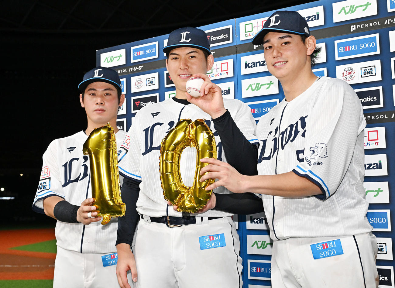 西武対日本ハム　ヒーローインタビューを終え今季10勝目を挙げた西武武内（中央）は記念球を手にポーズを決める。「10」のバルーンを手にする岸（左）と西川（撮影・滝沢徹郎）