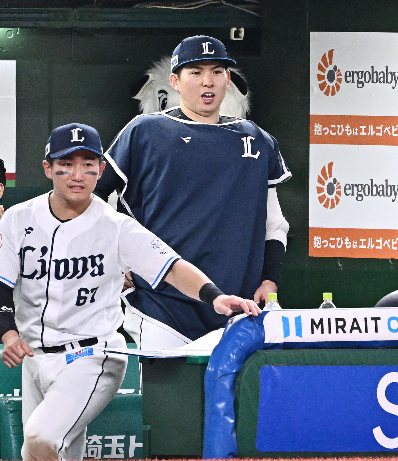 西武対日本ハム　試合に勝利し笑顔を見せる今季10勝目の西武武内（後方）（撮影・滝沢徹郎）