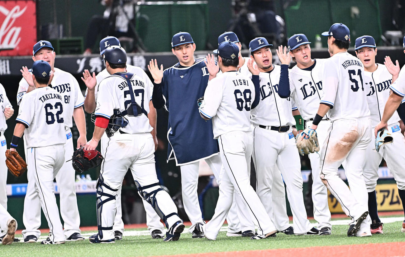 西武対日本ハム　10勝目を挙げた西武武内（中央）はチームメートとタッチをかわす（撮影・滝沢徹郎）