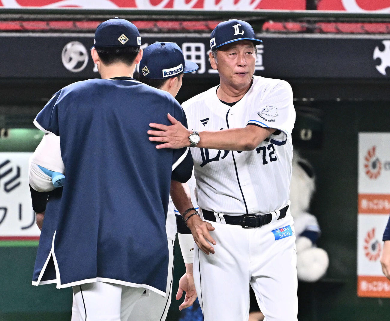 西武対日本ハム　試合後、勝利投手の西武武内（左）をねぎらう渡辺GM兼監督代行（撮影・滝沢徹郎）