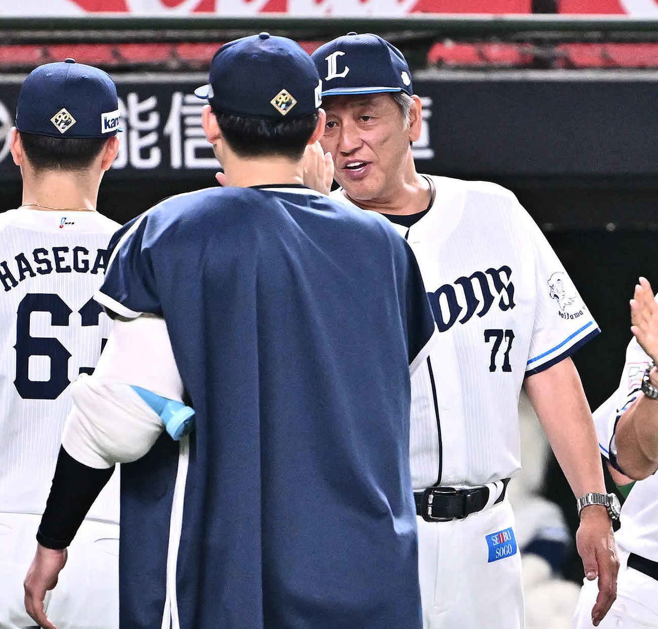 西武対日本ハム　試合後、勝利投手の西武武内（手前）とタッチをかわす渡辺GM兼監督代行（撮影・滝沢徹郎）