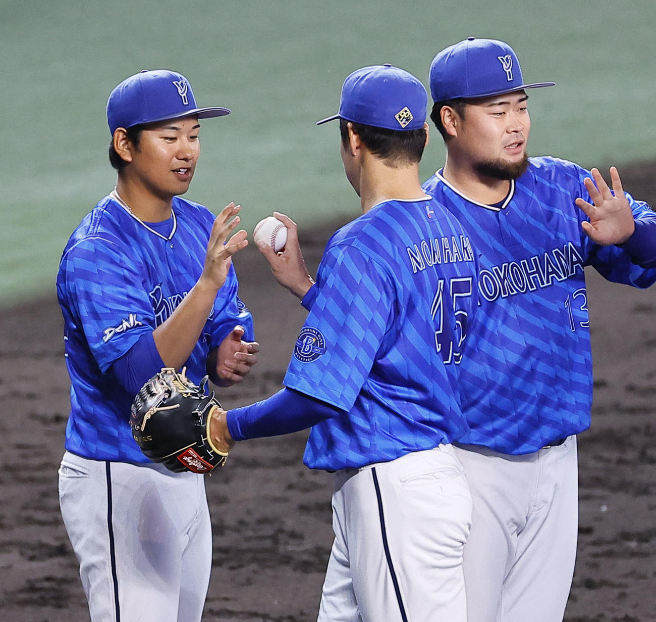 阪神対DeNA　ウィニングボールを受け取るDeNA吉野（左）（撮影・藤尾明華）