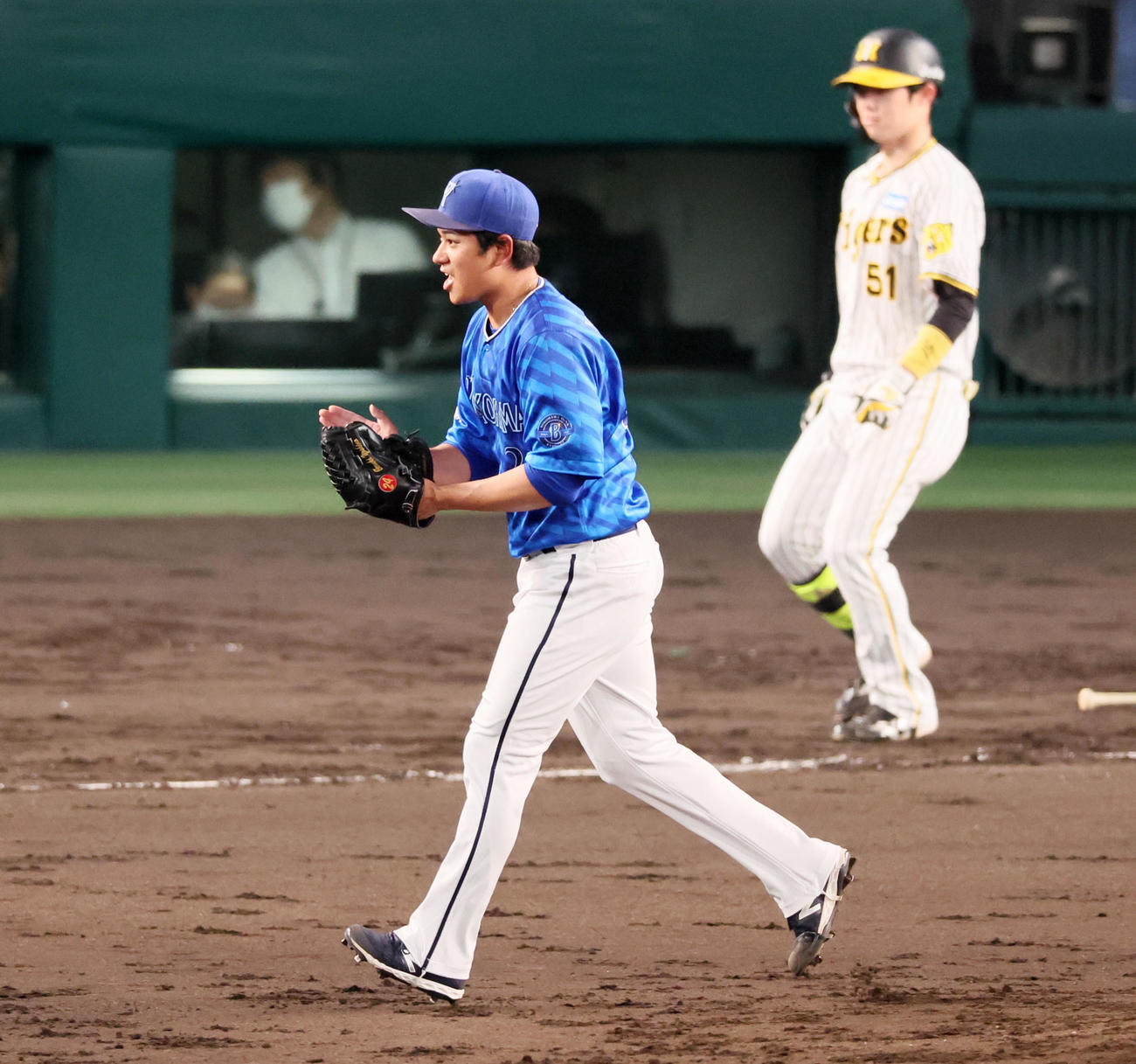 阪神対DeNA 4回裏阪神無死、吉野は中野の一直で手を叩く（撮影・加藤哉）