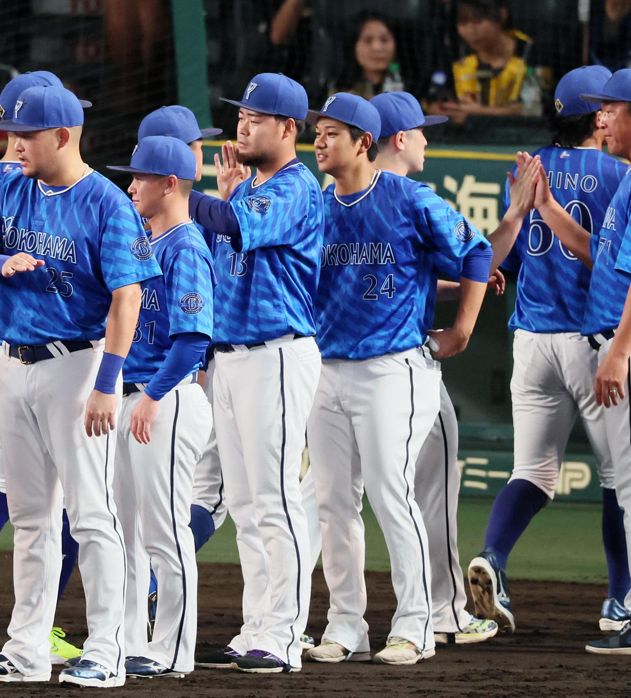 阪神対DeNA　阪神に勝利しウイニングボールを手にナインとタッチする吉野（撮影・加藤哉）