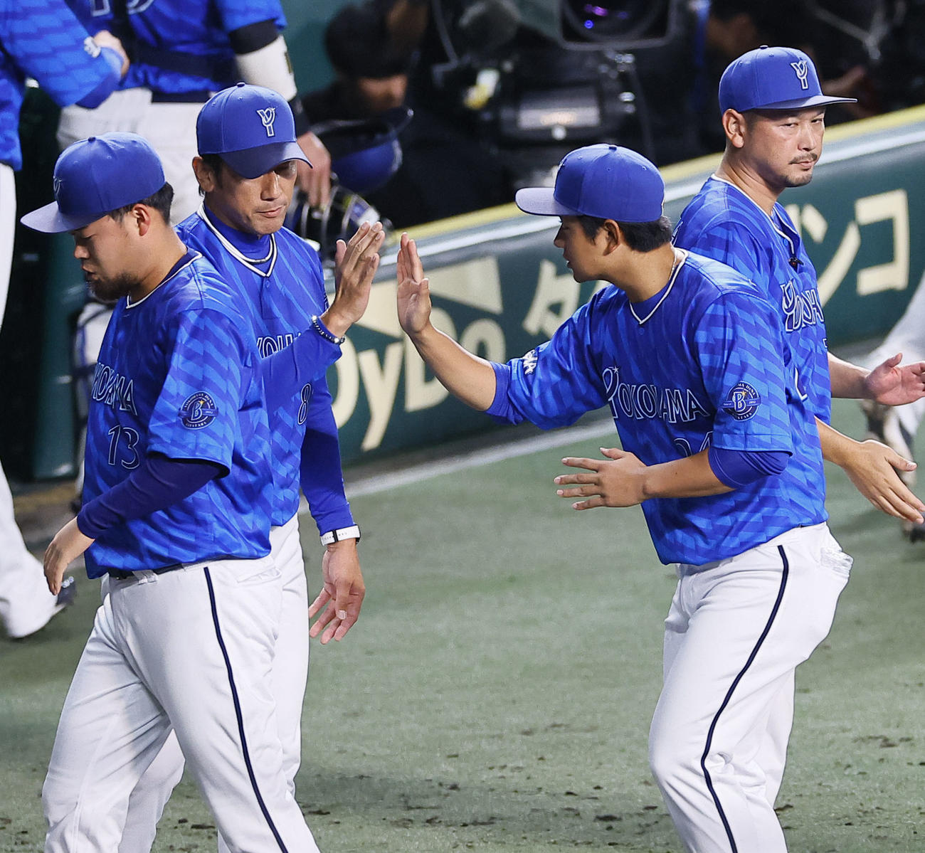 阪神対DeNA　阪神に勝利し、三浦監督とタッチを交わすDeNA吉野（中央右）（撮影・藤尾明華）