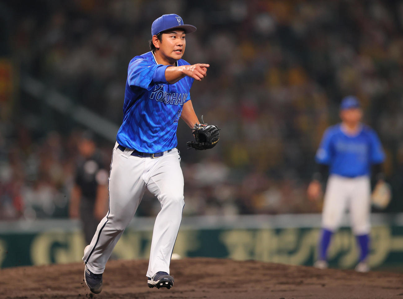 阪神対DeNA 5回裏阪神1死一塁、吉野は小幡を一ゴロに仕留め指さす（撮影・上山淳一）
