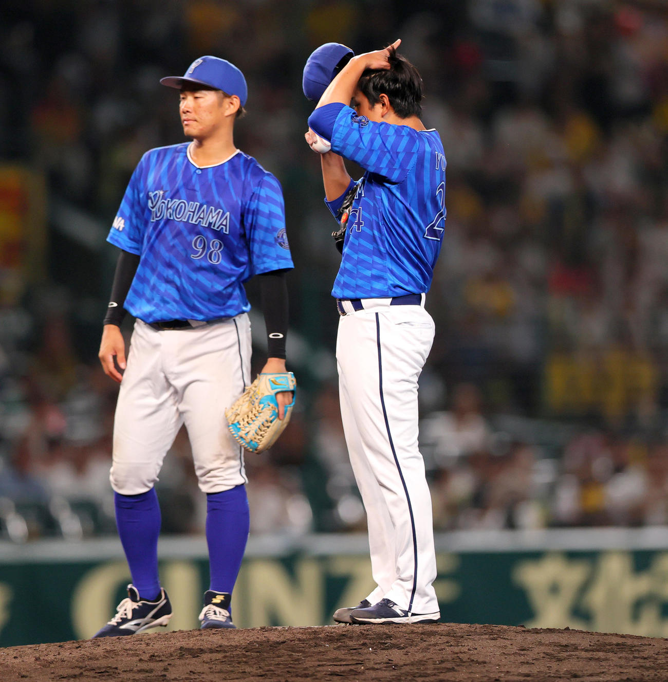 阪神対DeNA 4回裏阪神1死、吉野（右）は森下に死球を与え謝る（撮影・上山淳一）