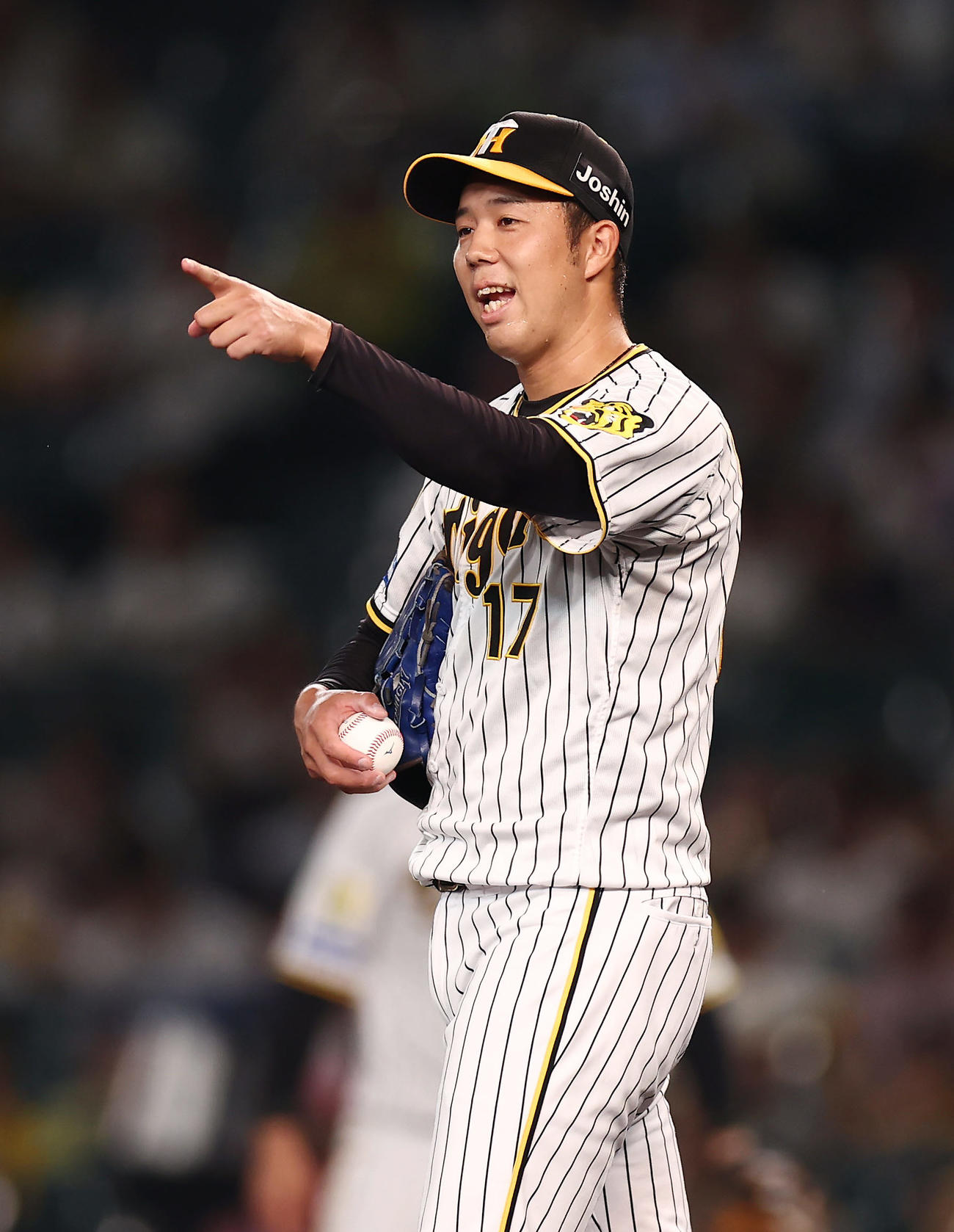 阪神対DeNA 1回表DeNA1死、牧の三ゴロをさばいた佐藤輝を指さす青柳（撮影・前田充）