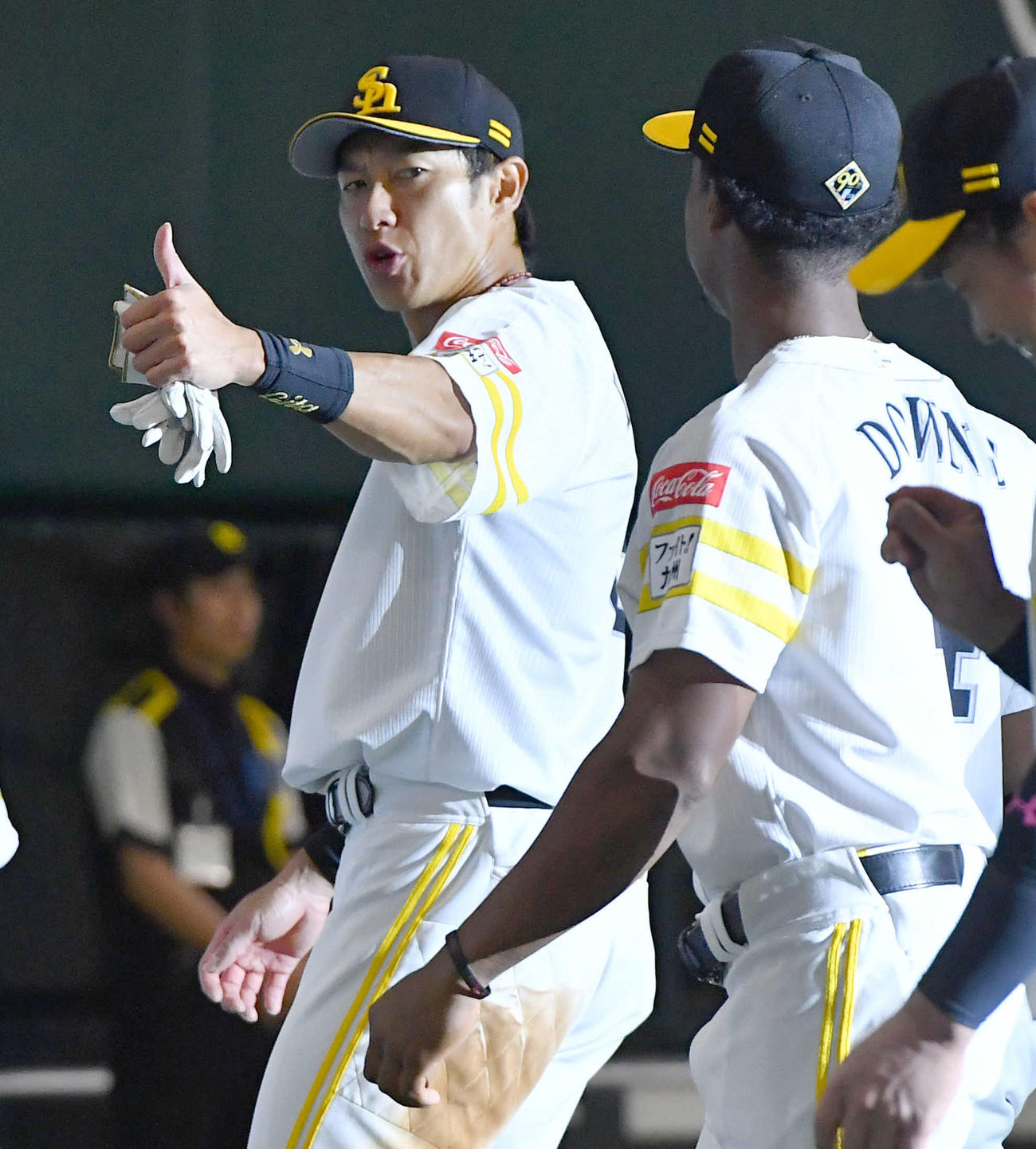 ソフトバンク対オリックス　オリックスに勝利し、ダウンズ（右）にサムアップポーズを見せながら引き揚げる柳田（撮影・岩下翔太）