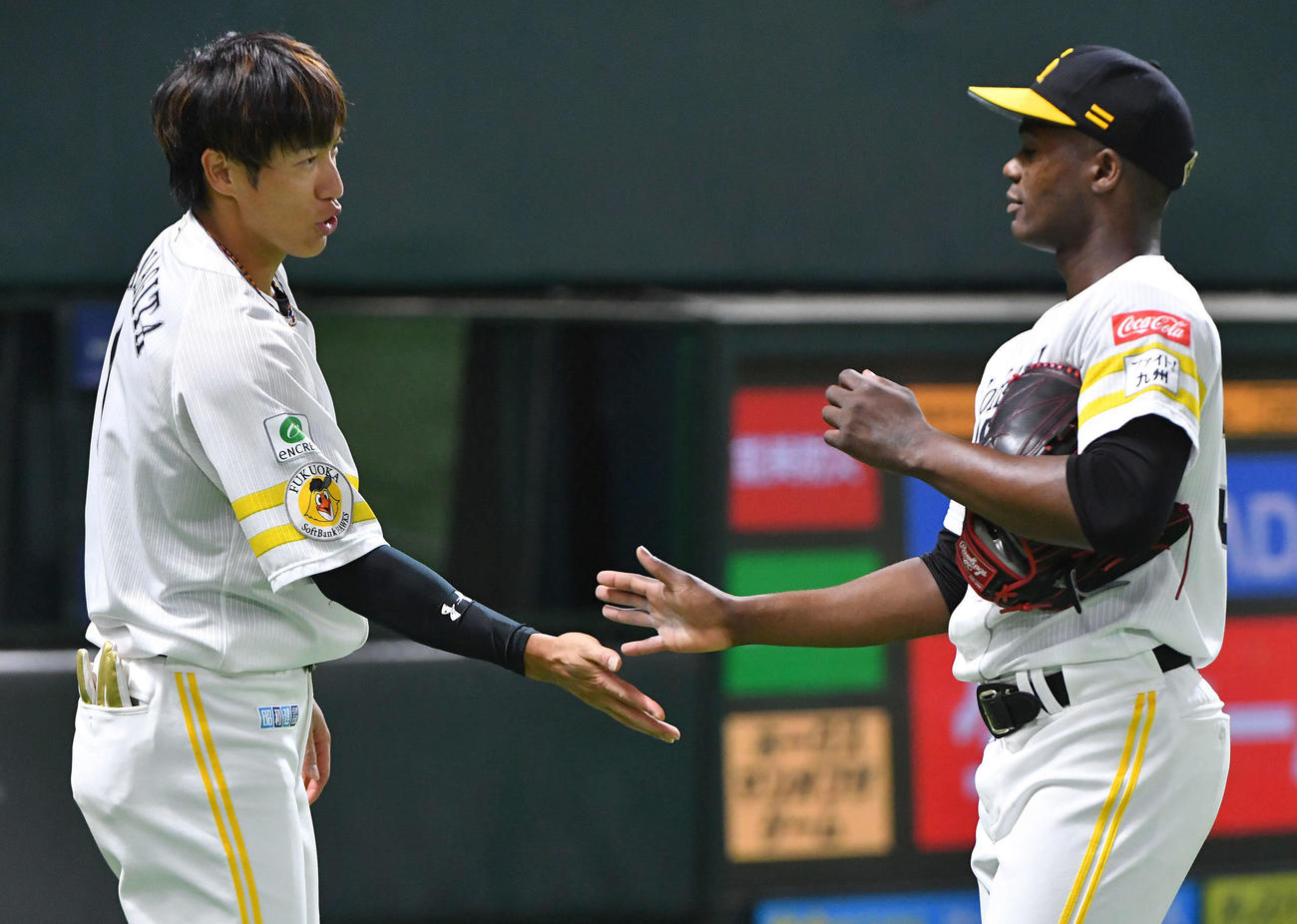 ソフトバンク対オリックス　2回表を無失点に抑えたモイネロ（右）とタッチを交わす柳田（撮影・岩下翔太）