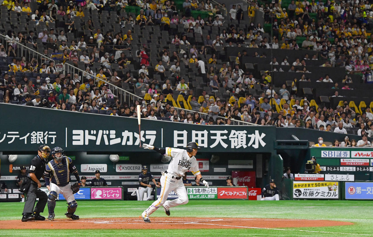 ソフトバンク対オリックス　1回裏ソフトバンク無死一塁、右前安打を放つ柳田（撮影・岩下翔太）