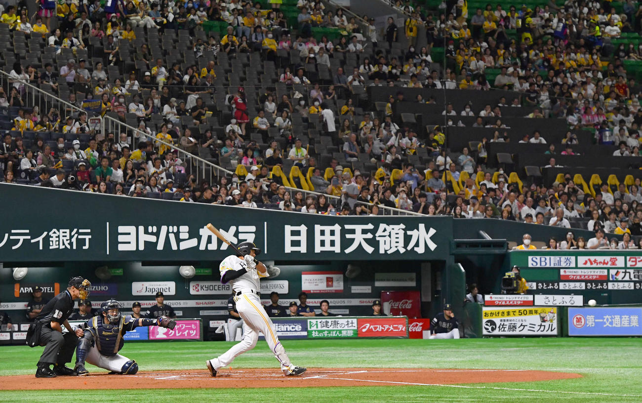 ソフトバンク対オリックス　1回裏ソフトバンク無死一塁、右前安打を放つ柳田（撮影・岩下翔太）