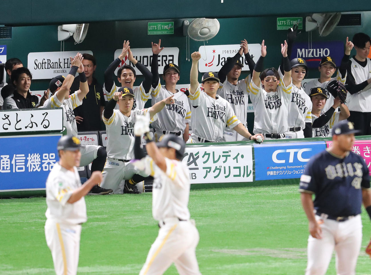 ソフトバンク対オリックス　1回裏ソフトバンク無死一塁、柳田の右前安打で盛り上がるナイン（撮影・梅根麻紀）