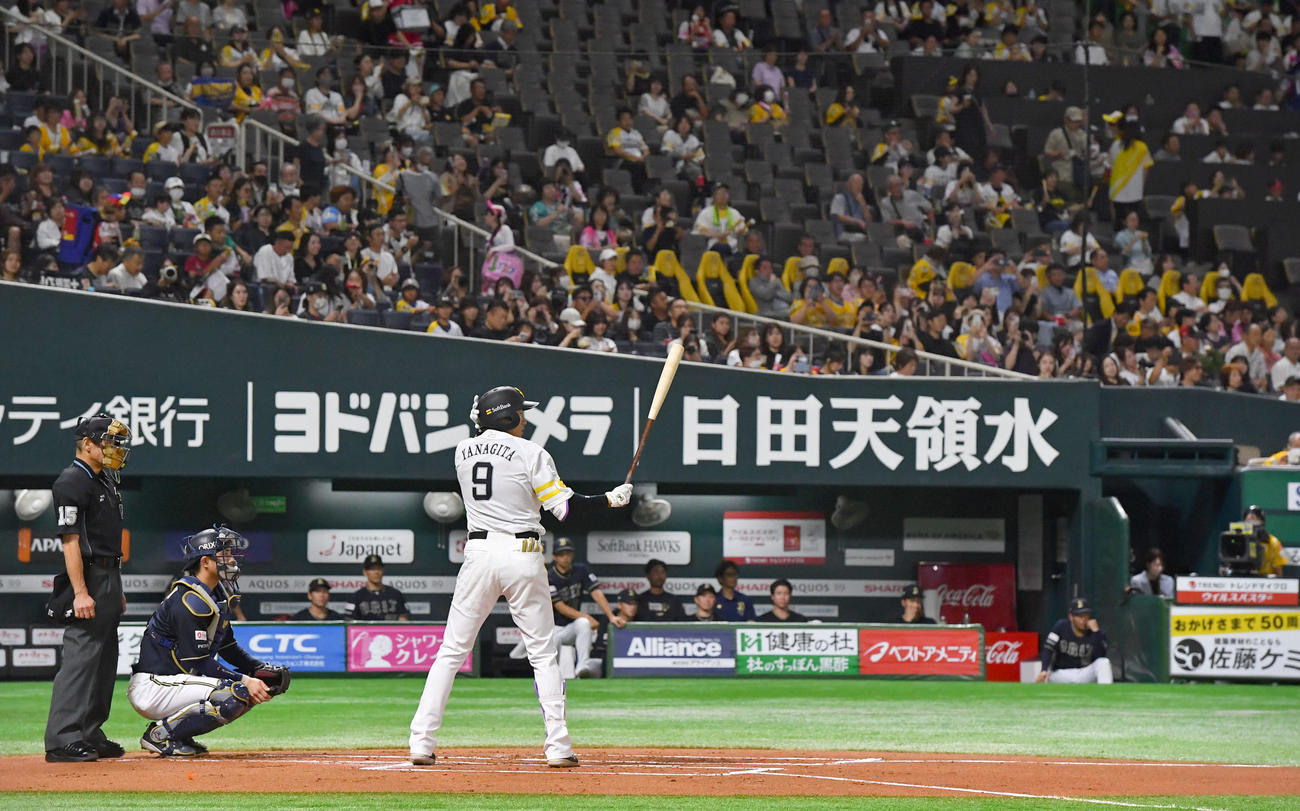 ソフトバンク対オリックス　1回裏ソフトバンク無死一塁、1軍に復帰し打席に入る柳田（撮影・岩下翔太）