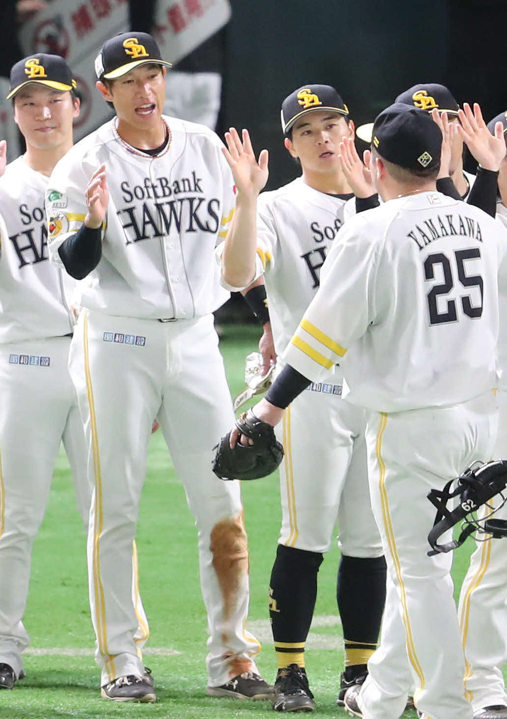 ソフトバンク対オリックス　勝利しナインを出迎える柳田（左から2人目）（撮影・梅根麻紀）