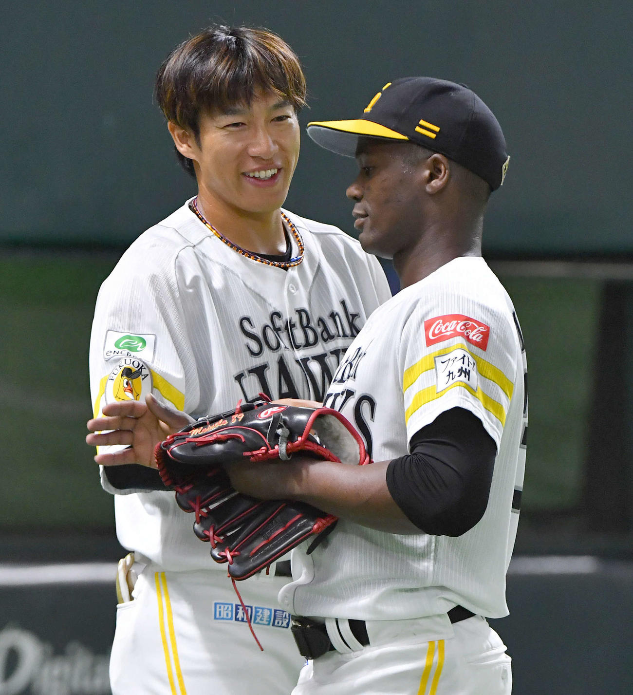 ソフトバンク対オリックス　4回表を無失点に抑えたモイネロ（右）を笑顔で迎える柳田（撮影・岩下翔太）