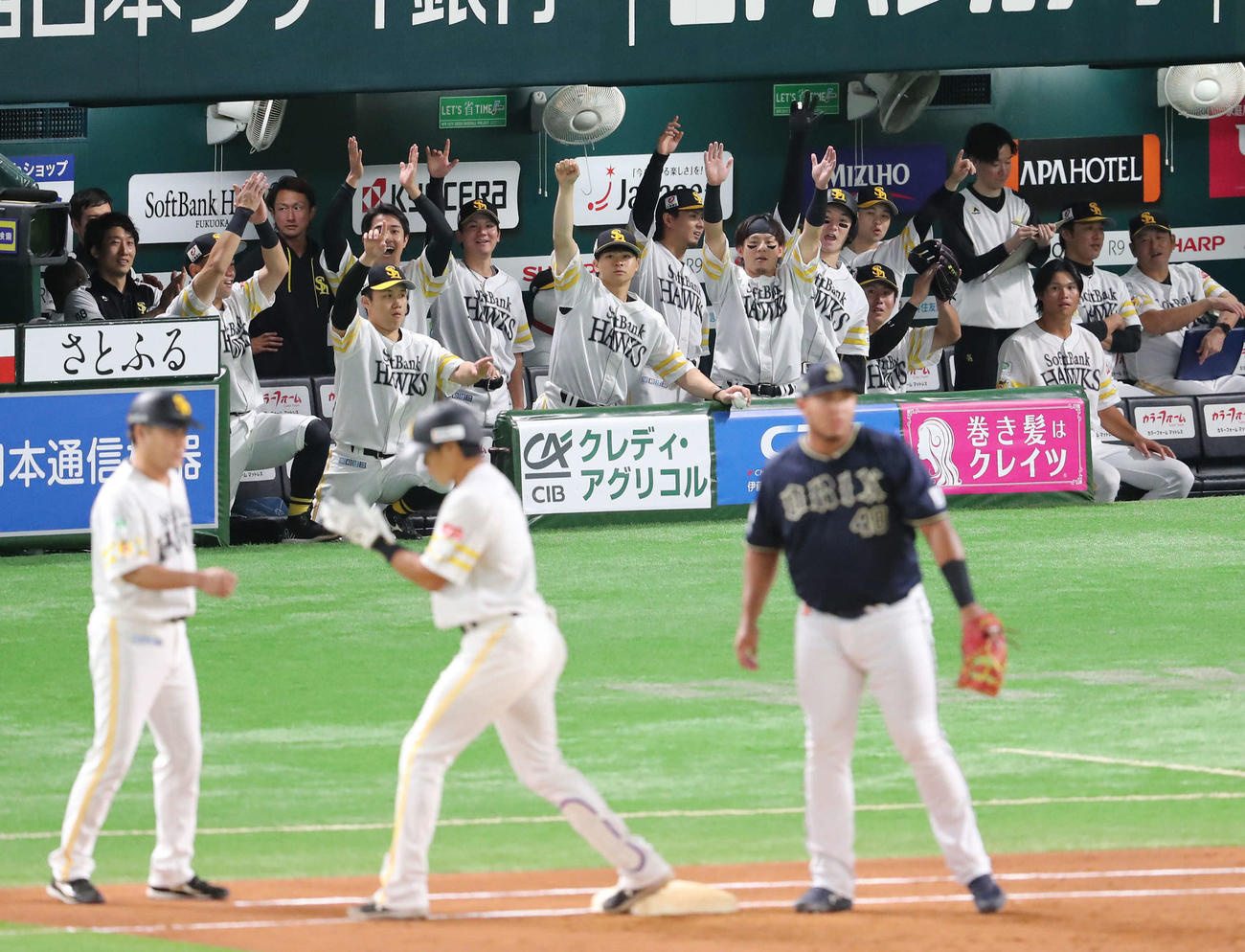 ソフトバンク対オリックス　1回裏ソフトバンク無死一塁、柳田の右前安打で盛り上がるナイン（撮影・梅根麻紀）