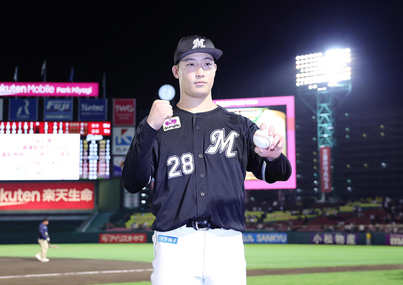 楽天対ロッテ　プロ初勝利を挙げたロッテ菊地（撮影・足立雅史）