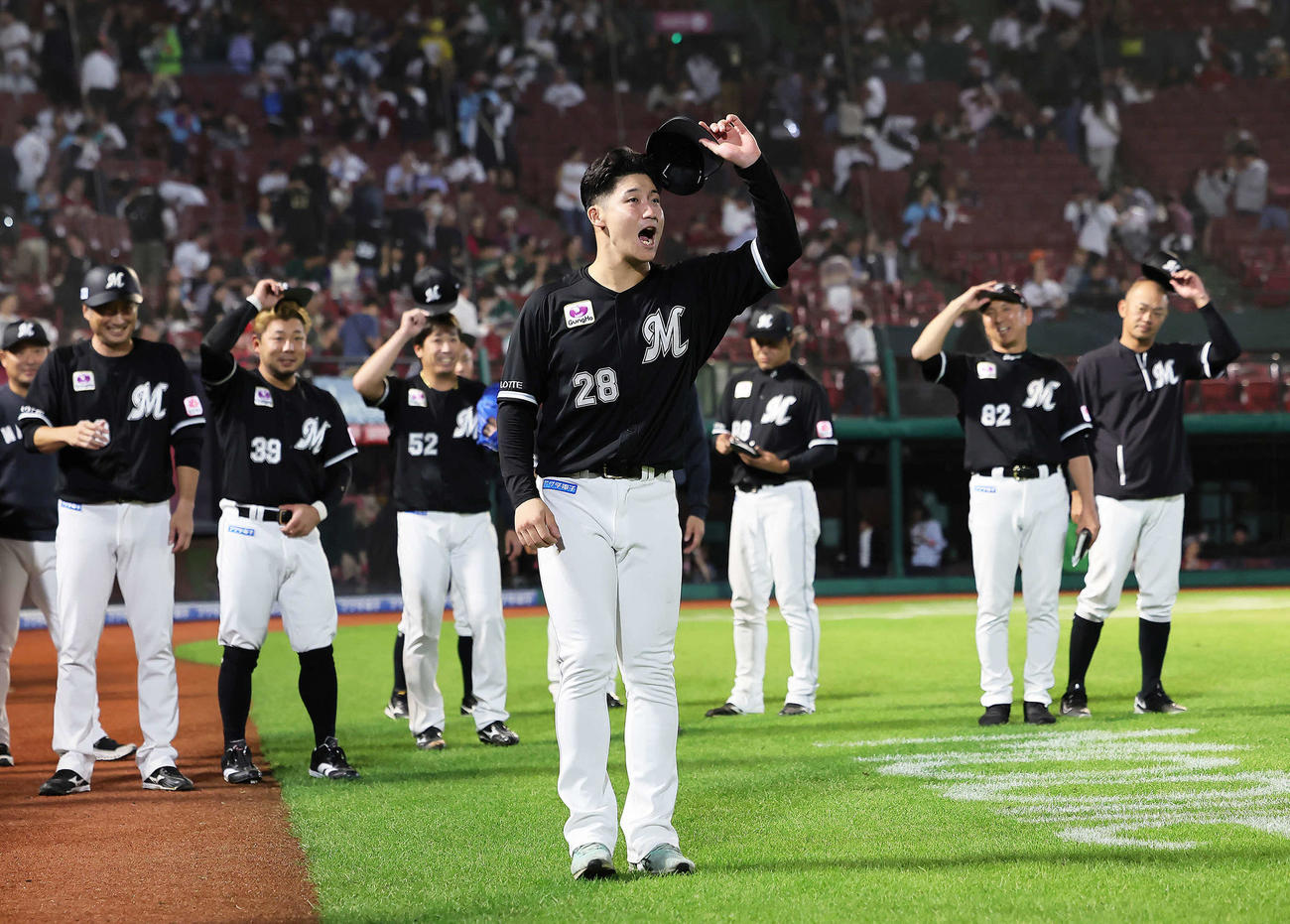 楽天対ロッテ　プロ初勝利を挙げたロッテ菊地はファンにあいさつする（撮影・足立雅史）