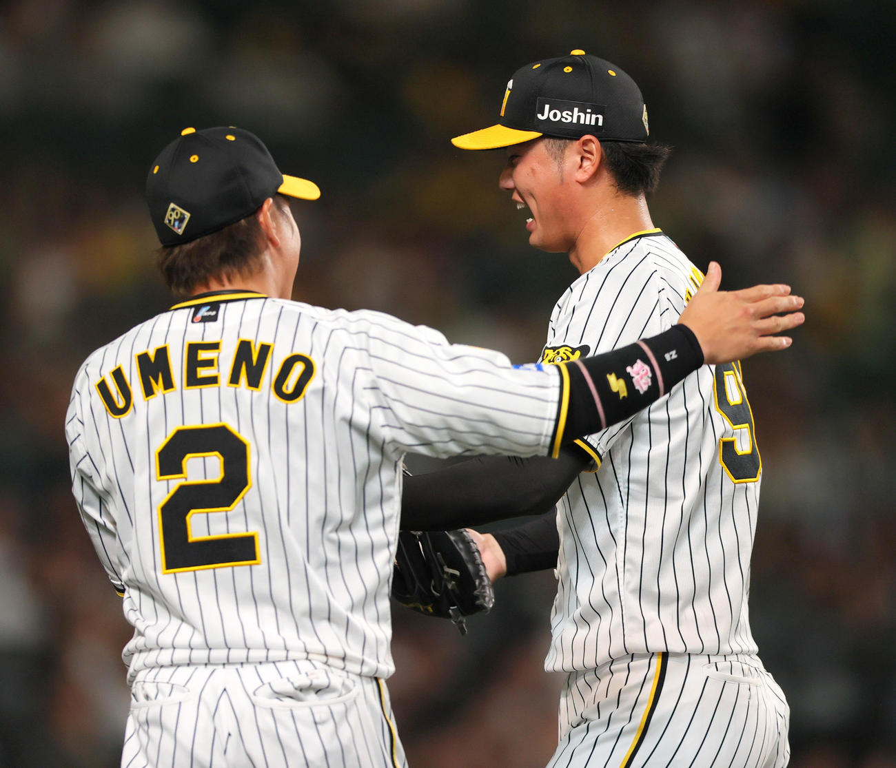 阪神対DeNA 8回表に登板し無失点に終えた阪神川原（右）は梅野から祝福される（撮影・上山淳一）