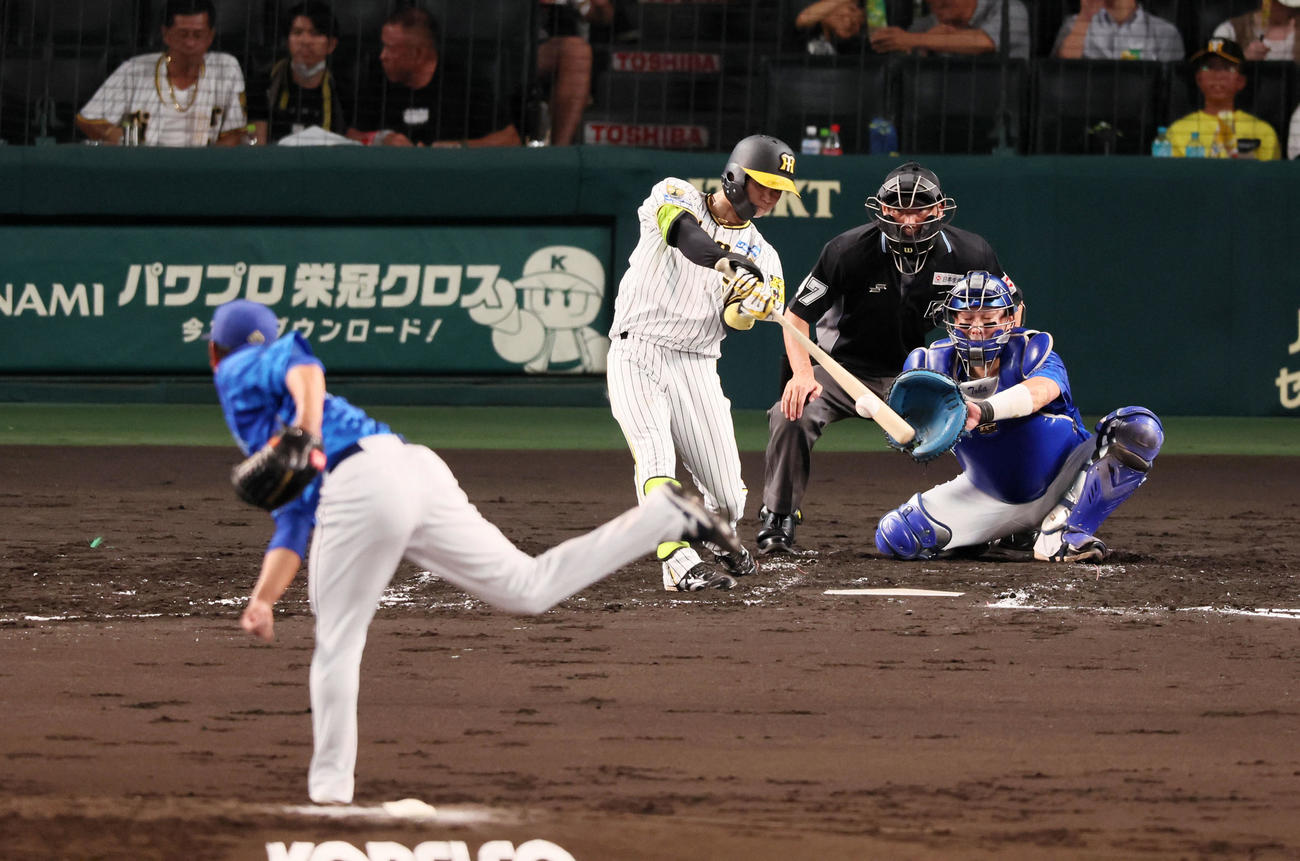阪神対DeNA 4回裏阪神無死、一直に倒れる中野。投手吉野（撮影・加藤哉）